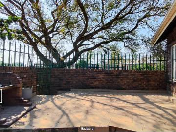 Townhouse for sale in Birchleigh North - Garden