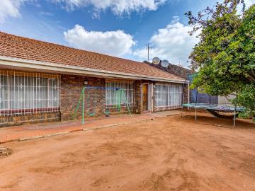 3 Bedroom Townhouse For Sale in Birchleigh North