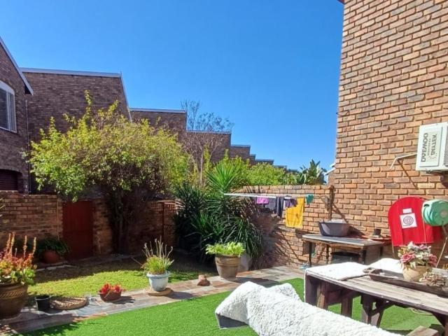 3 Bedroom Townhouse For Sale in Brackendowns