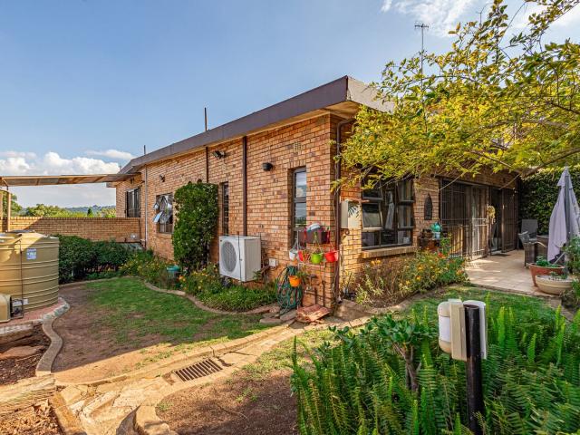 3 Bedroom Townhouse For Sale in Bruma