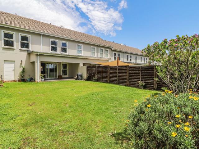 3 Bedroom Townhouse For Sale in Bryanston