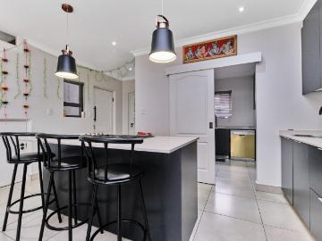 3 Bedroom Townhouse For Sale in Bryanston