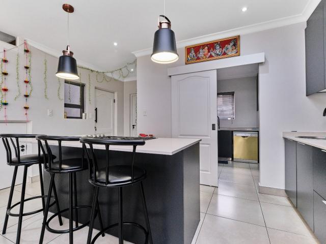 3 Bedroom Townhouse For Sale in Bryanston
