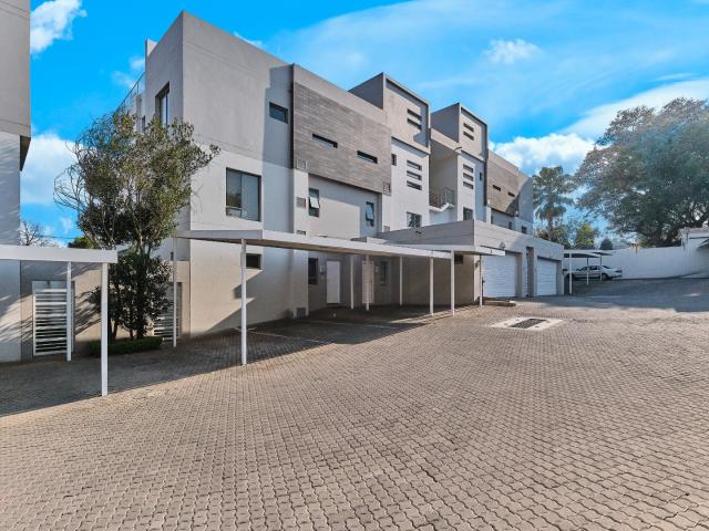 3 Bedroom Townhouse For Sale in Bryanston