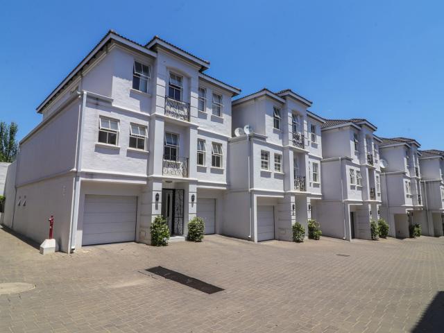 3 Bedroom Townhouse For Sale in Bryanston