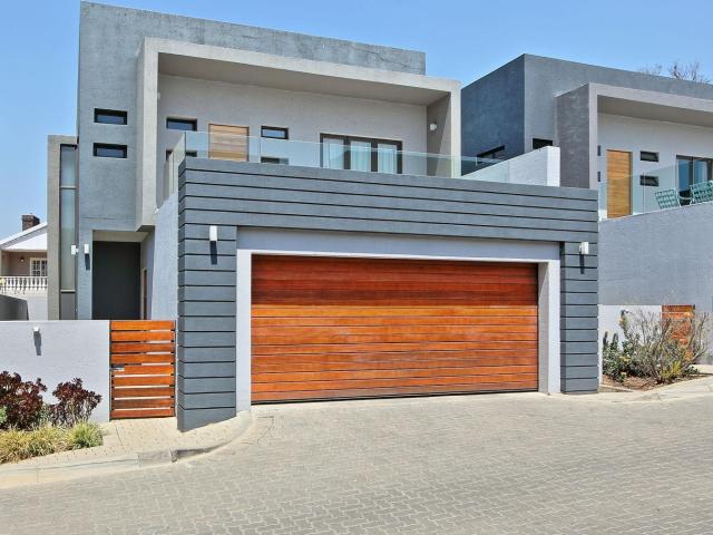 3 Bedroom Townhouse For Sale in Bryanston