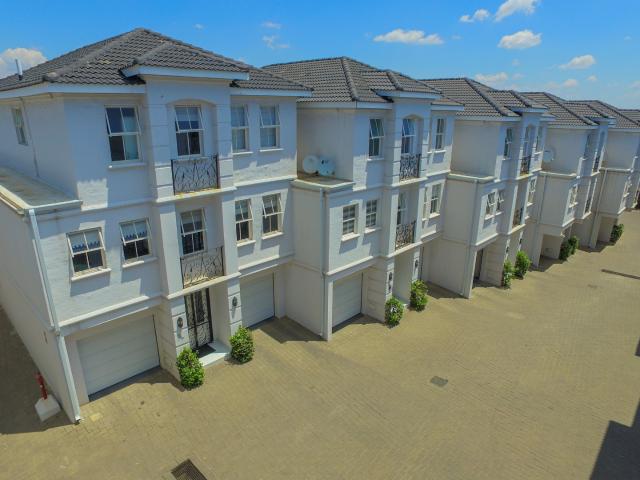 3 Bedroom Townhouse For Sale in Bryanston West