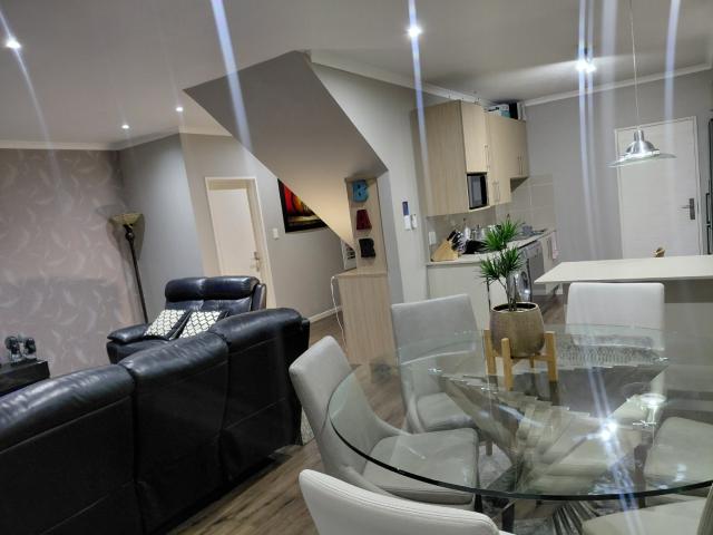 3 Bedroom Townhouse For Sale in Bryanston East