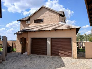 3 Bedroom Townhouse For Sale in Carlswald