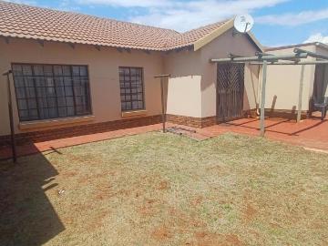 3 Bedroom Townhouse For Sale in Chantelle