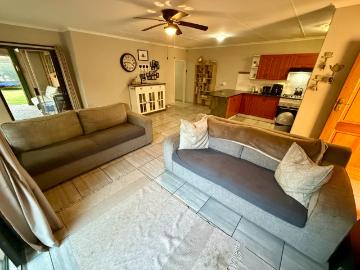 3 Bedroom Townhouse For Sale in Clubview