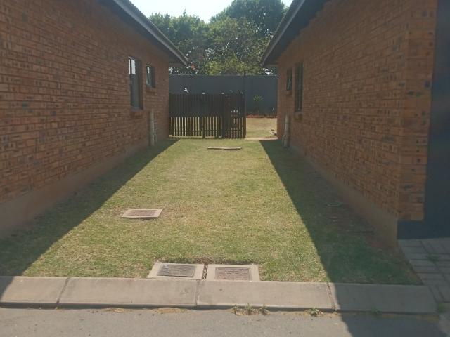 3 Bedroom Townhouse For Sale in Comet