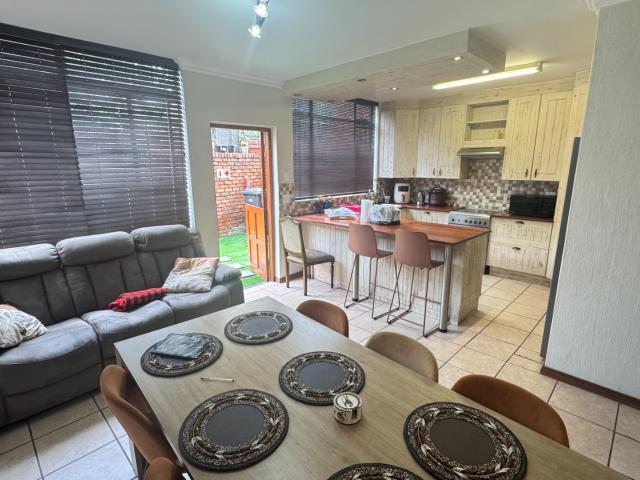 3 Bedroom Townhouse For Sale in Constantia Park
