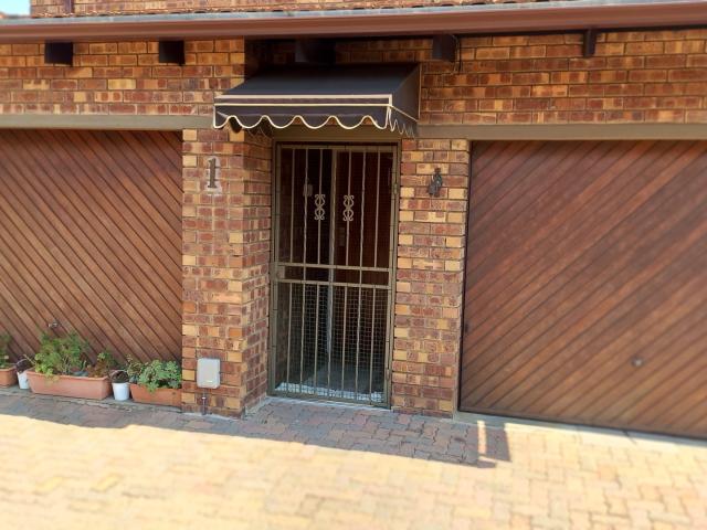 3 Bedroom Townhouse For Sale in Croydon