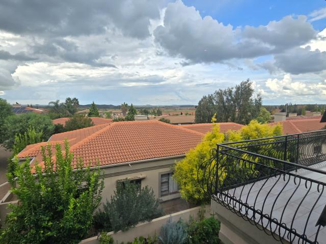3 Bedroom Townhouse For Sale in Dan Pienaar