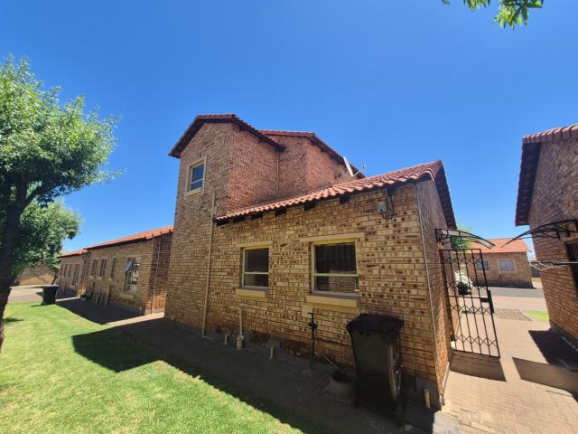 3 Bedroom Townhouse For Sale in Dawn Park