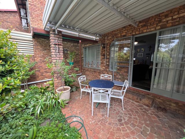 3 Bedroom Townhouse For Sale in Die Hoewes