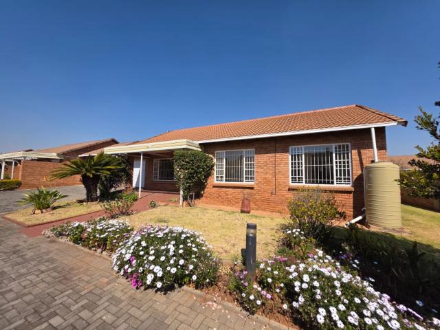 3 Bedroom Townhouse For Sale in Die Hoewes
