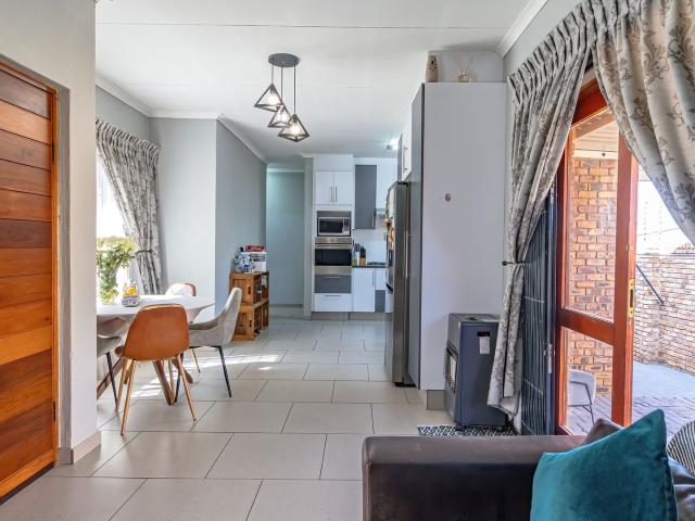 3 Bedroom Townhouse For Sale in Die Hoewes