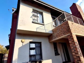 3 Bedroom Townhouse For Sale in Doornpoort