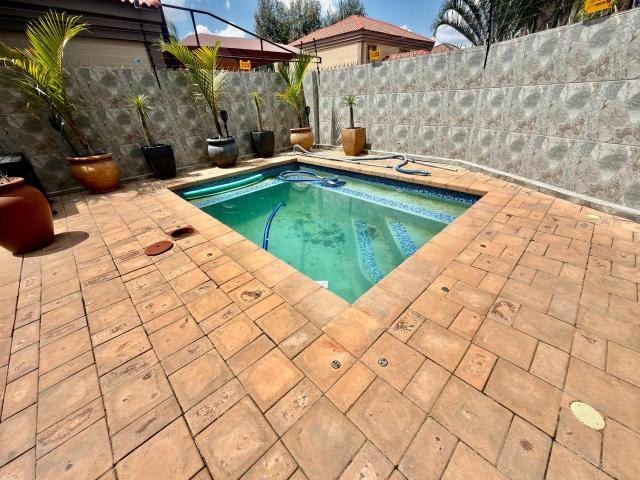 3 Bedroom Townhouse For Sale in Doringkruin