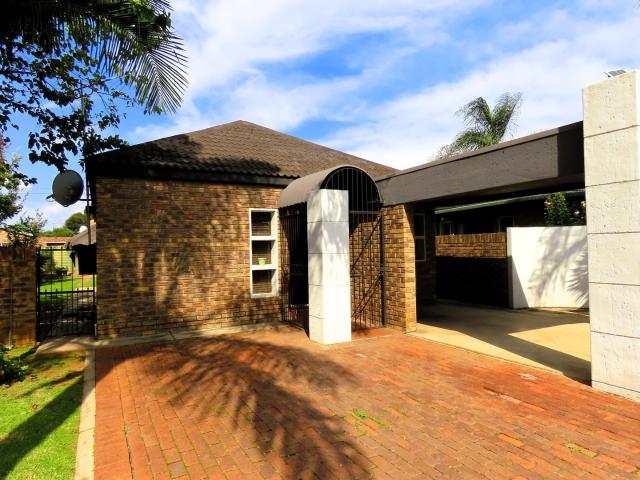 3 Bedroom Townhouse For Sale in East Lynne