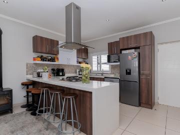 3 Bedroom Townhouse For Sale in Edenvale Central