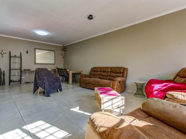 3 Bedroom Townhouse For Sale in Edleen