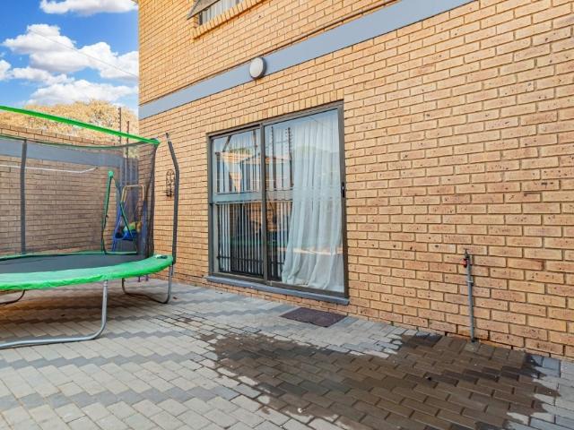 3 Bedroom Townhouse For Sale in Elandshaven