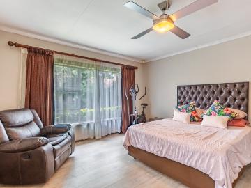 3 Bedroom Townhouse For Sale in Elarduspark