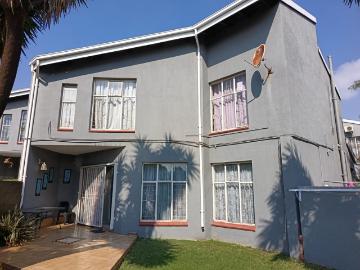 3 Bedroom Townhouse For Sale in Eldoraigne