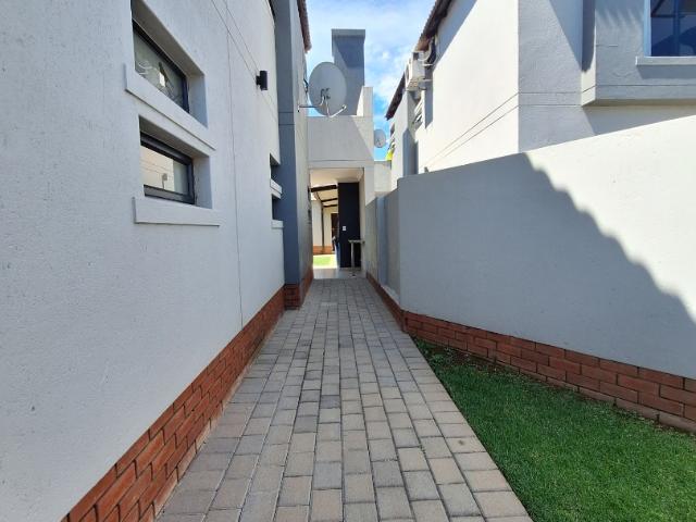 3 Bedroom Townhouse For Sale in Equestria