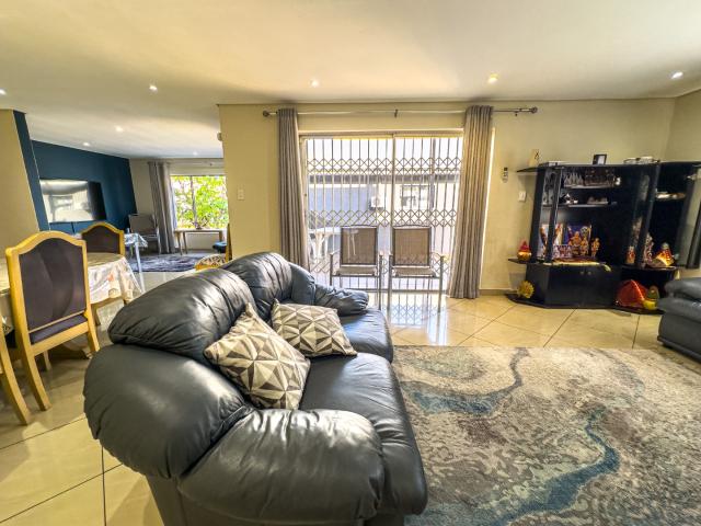 3 Bedroom Townhouse For Sale in Essenwood