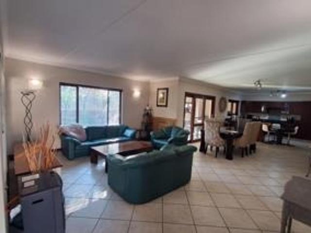 3 Bedroom Townhouse For Sale in Glenvista