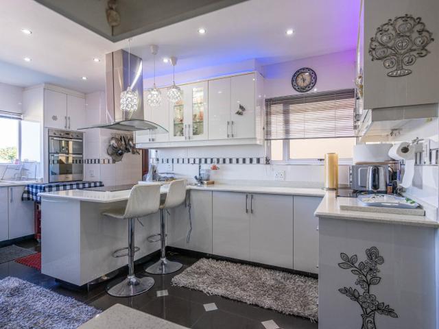 3 Bedroom Townhouse For Sale in Glenwood