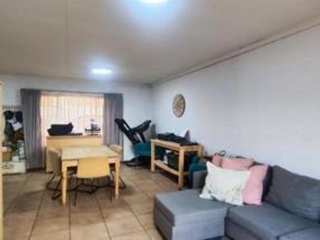 3 Bedroom Townhouse For Sale in Glen Marais