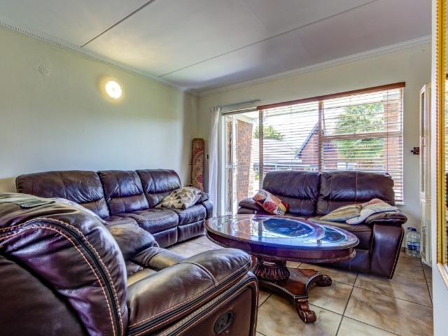 3 Bedroom Townhouse For Sale in Glen Marais