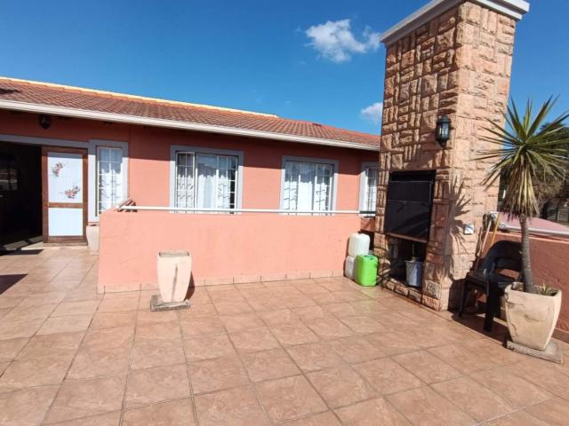 3 Bedroom Townhouse For Sale in Glen Marais