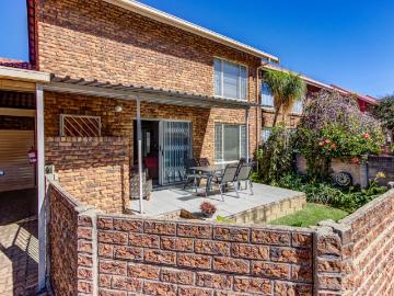 3 Bedroom Townhouse For Sale in Glen Marais