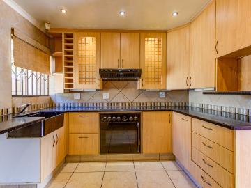 3 Bedroom Townhouse For Sale in Glen Marais