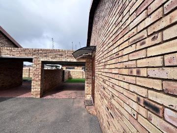 3 Bedroom Townhouse For Sale in Greenhills Ext 3