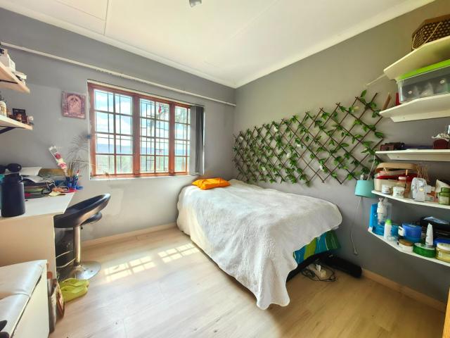 3 Bedroom Townhouse For Sale in Hayfields