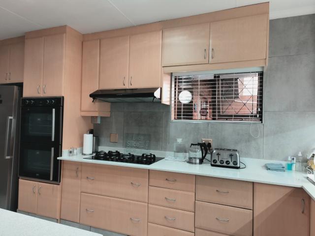 3 Bedroom Townhouse For Sale in Hayfields