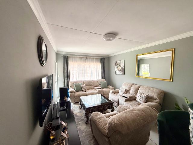 3 Bedroom Townhouse For Sale in Hazeldene