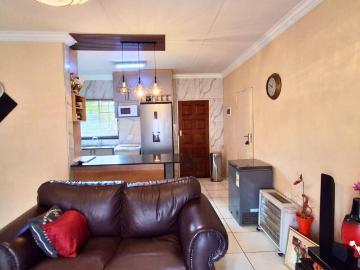 3 Bedroom Townhouse For Sale in Heatherview