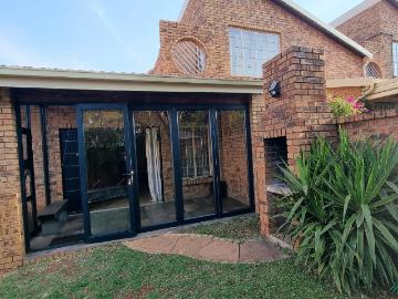 3 Bedroom Townhouse For Sale in Hennopspark