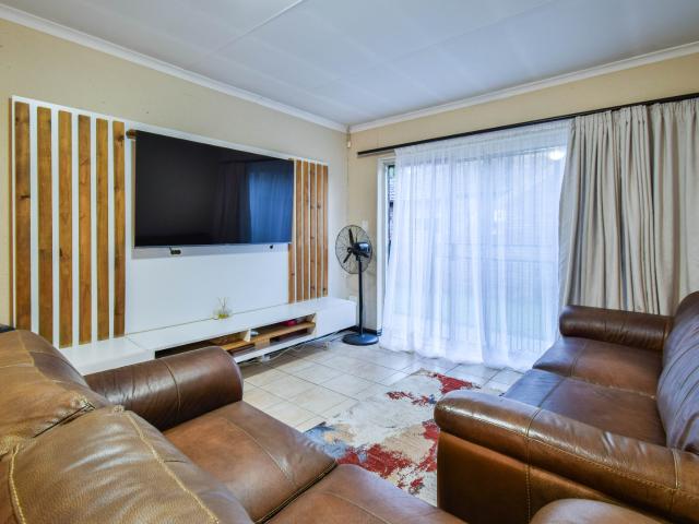 3 Bedroom Townhouse For Sale in Heuwelsig Estate