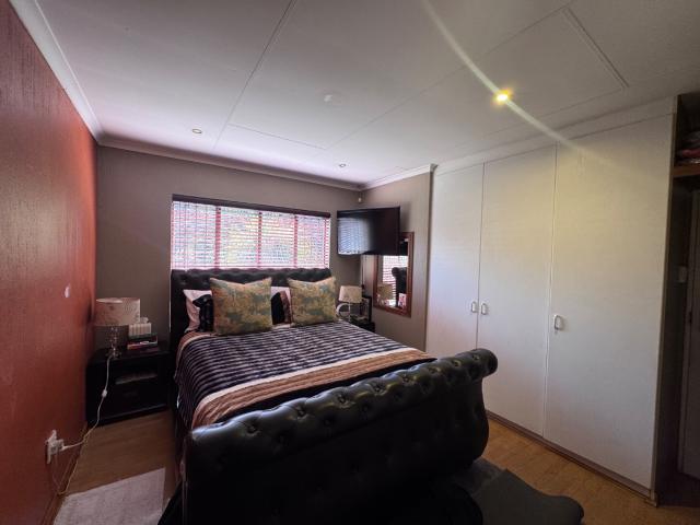 3 Bedroom Townhouse For Sale in Heuwelsig Estate