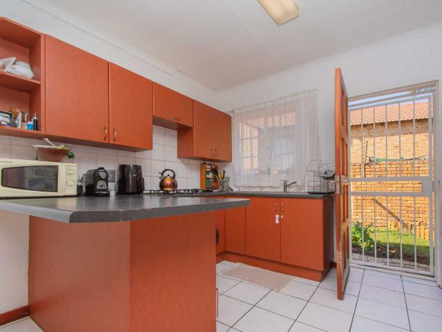 3 Bedroom Townhouse For Sale in Honeydew Manor