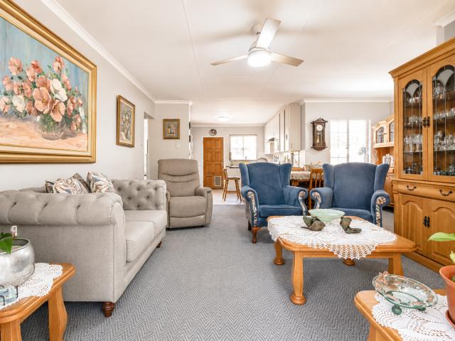 3 Bedroom Townhouse For Sale in Honeydew Manor